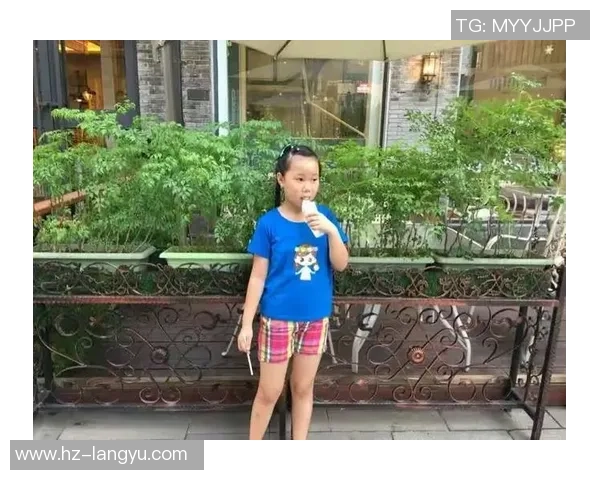 足球巨星背后的爱与陪伴揭秘妻子们的故事与生活点滴